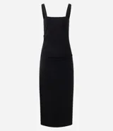 Vestido midi de corte recto confeccionado en bengalina, con escote cuadrado, sin mangas y detalle de fruncido lateral. Presenta una abertura lateral en el ruedo.