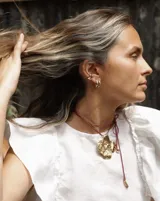 Earcuff de metal plateado, diseño orgánico y texturizado, que se ajusta al cartílago de la oreja sin necesidad de perforación.