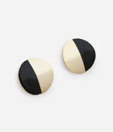 Aros tipo botón de metal con baño light gold, de forma redonda y diseño bicolor dividido diagonalmente: una mitad es esmaltada en negro y la otra mitad es metal dorado liso. Cierre de tornillo.