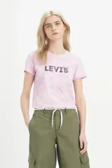 Remera rosa con estampado tie-dye y logo de Levi's en el pecho.