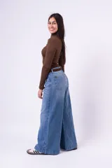 Pantalón de jean estilo wide leg, color azul lavado, de tiro alto y corte recto con botamanga ancha.