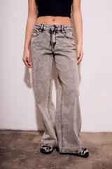 Pantalón de jean gris con efecto lavado, corte wide leg y tiro medio.