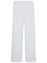 Pantalón de felpa francesa color gris melange, de corte recto y holgado con cintura elástica. Presenta una insignia pequeña con el logotipo de Calvin Klein en el lateral.