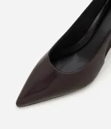 Zapato tipo scarpin de poliuretano con acabado liso, diseño de punta fina y recorte lateral tipo cutout. Cuenta con un tacón mediano de 7 cm, plantilla suave y forro textil.