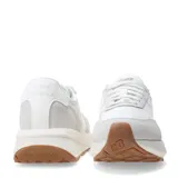 Championes urbanos New Balance modelo 370, de diseño retro inspirado en los años 70. Presentan una combinación de tonos blancos y gris claro, con paneles de malla y superposiciones de gamuza. Incluyen el logo N en los laterales, cierre con cordones y una suela de goma con plataforma y base color caramelo.