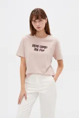 Remera de algodón blanca, de manga corta y cuello redondo, con estampado frontal de texto en color negro.