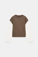 Camiseta de manga larga en color blanco con detalle de chaleco de punto superpuesto en color marrón, cuello redondo y bajo recto.