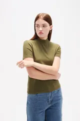 Remera de viscosa con textura acanalada, corte al cuerpo, cuello alto y mangas cortas.