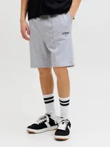 Bermuda deportiva gris melange de felpa, con calce relajado, tiro bajo, bolsillos laterales y pequeño estampado con texto en la pierna izquierda.