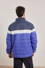 Campera puffer color azul, con diseño colorblock en azul marino y blanco.