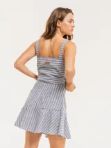 Musculosa de lino a rayas verticales azules y blancas, con breteles anchos y ruedo con flecos.