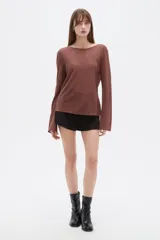 Sweater holgado de viscosa color marrón, de cuello redondo y mangas largas amplias.