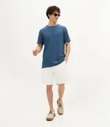 Remera de manga corta y cuello redondo, confeccionada en tejido de media malla con textura vertical. Presenta un diseño minimalista y ligero, ideal para un uso versátil y cómodo.