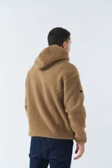 Canguro de sherpa polar color beige, con capucha, bolsillo tipo canguro y logo de goma en el pecho.