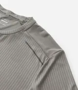 Remera deportiva de corte regular, confeccionada en tejido técnico con tecnología Dry para mayor transpirabilidad. Presenta cuello redondo, mangas cortas y detalles reflectantes y texturizados en los hombros.