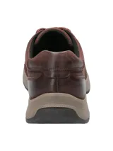 Zapato casual Hush Puppies modelo Duran, confeccionado en cuero marrón con acabado desgastado en la puntera. Presenta cordones al tono, cuello acolchado y suela de goma bicolor con diseño dentado.