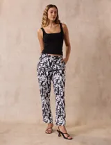 Pantalón de lino estampado en blanco y negro, marca Zac & Rachel. Tiene pretina con pasadores, cierre, botón y broches internos. Delantera con bolsillos y trasera con bolsillos simulados.