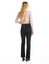Jean de corte bootcut y tiro alto, color negro, con cierre frontal de botones a la vista y bolsillos funcionales.