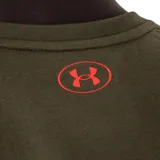 Remera de entrenamiento Under Armour de la colección Project Rock, color verde oliva, con estampado frontal del logo Brahma Bull en color rojo con efecto camuflado.