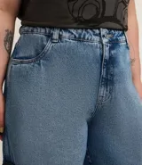 Pantalón wide leg de jean azul con bolsillos cargo laterales y recortes.