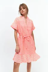 Vestido amarillo neón con textura arrugada, corte recto, largo hasta la rodilla, manga corta y cuello mao con abertura en V.