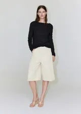 Bermuda de tejido de algodón estilo tejano vaquero, con diseño recto, tiro medio, trabillas, cuatro bolsillos y cierre oculto de ganchos y cremallera, con estampado de rayas.