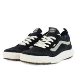 Championes Vans Ultrarange VR3 color negro con detalles en gris y blanco. Fabricados con materiales reciclados y renovables.