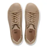 Zapatillas urbanas Birkenstock modelo Bend Low, color marrón tabaco, confeccionadas en cuero nobuk de alta calidad con suela de goma blanca y cierre de cordones al tono.