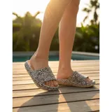 Chancletas tipo ojota de goma con diseño de animal print, suela antideslizante y ajuste cómodo.