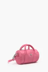 Bolso bandolera de nylon color rosa, con forma cilíndrica, tamaño mini, cierre de cremallera y asa tejida regulable. Exterior personalizado con logo metálico.