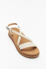 Sandalias negras con tiras cruzadas y hebilla ajustable, suela de corcho y plataforma.