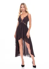 Vestido largo asimétrico color marrón oscuro, con tirantes finos y escote en V profundo con detalles de encaje. La falda tiene un corte irregular, más corto en la parte delantera y más largo en la trasera, con volados.