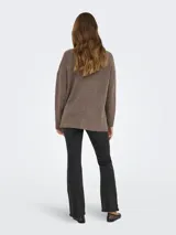 Sweater de punto gris oscuro con cuello alto, manga larga y diseño holgado. Presenta puños y cuello acanalados, con una textura suave y cómoda.