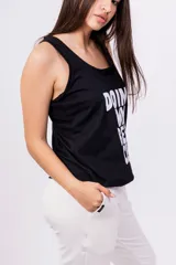 Musculosa negra con estampa frontal de la frase "Doing Best" en letras blancas.