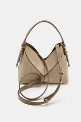 Bolso mini shopper de diseño trenzado en color beige, con asas de mano y correa bandolera extraíble en tono marrón. Presenta detalle de pespuntes en contraste y cierre interior con cremallera.