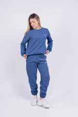 Pantalón jogger color marrón con cintura elástica, cordón ajustable y logo bordado en blanco.