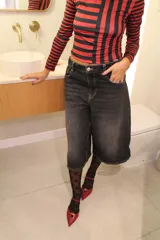 Polera de cuello alto y manga larga, con diseño ajustado al cuerpo y estampado de rayas verticales y horizontales en contraste de color rojo y negro.