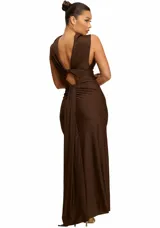 Vestido largo color chocolate, de diseño sin mangas y espalda descubierta con detalle de nudo y caída fluida.