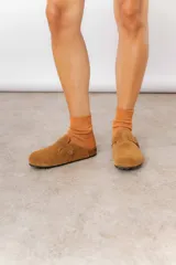 Zuecos de cuero color tostado, con diseño clásico, hebilla regulable, plantilla anatómica y suela de corcho.