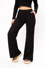 Pantalón wide leg de morley afelpado, con cintura elástica y bolsillos laterales.