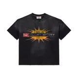 Camiseta de algodón color negro con efecto lavado, de corte holgado y cuello redondo con acabado desgastado. Presenta un estampado gráfico central con el texto 'VALLEY SPORT' rodeado por un diseño de destello en tonos amarillos y naranjas.