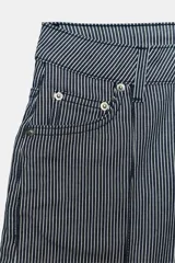 Jeans wide leg de tiro alto y diseño relaxed fit, confeccionados en denim azul marino con patrón de rayas verticales blancas. Cuenta con cinco bolsillos, cierre frontal con cremallera y botón, y detalle de nervio delantero con pespuntes a contraste.
