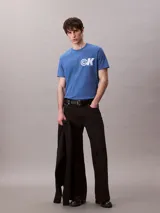 Remera de algodón color azul con cuello redondo, manga corta y corte regular. Presenta el monograma gráfico de Calvin Klein estampado en blanco en el lado izquierdo del pecho.