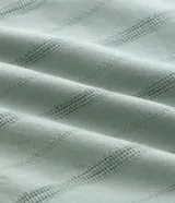 Bermuda de playa para hombre, de corte recto y color verde menta, confeccionada en algodón texturizado con diseño de rayas sutiles. Cuenta con cintura elástica con cordón de ajuste, bolsillos laterales y diseño sin estampas.
