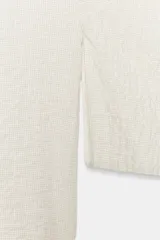 Camisa de mezcla de algodón de corte oversize y diseño asimétrico en tono azul, con cuello solapa, mangas tipo kimono por debajo del codo y cierre lateral con botones.