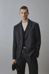 Blazer regular fit de lino color azul marino, con cuello de solapas de muesca, cierre frontal de un botón, bolsillos de solapa en la cadera y bolsillo de vivo en el pecho.