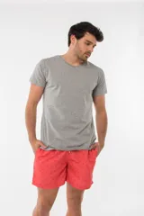 Short de baño azul con estampado de flamencos.