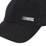 Gorra tipo baseball Adidas de color negro, con diseño de seis paneles, visera curva y placa metálica rectangular con el logo de la marca en la parte frontal.