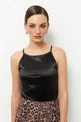 Body negro sin mangas de satén con breteles finos.