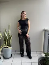 Pantalón largo de encaje negro con short interior.